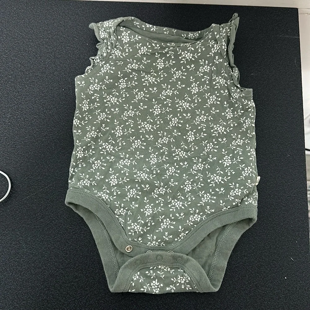 Baby gap onesie